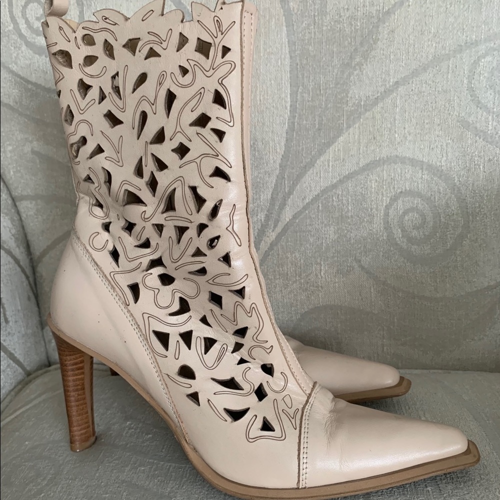 Made in Italy Unique Cutout Boot - Creme